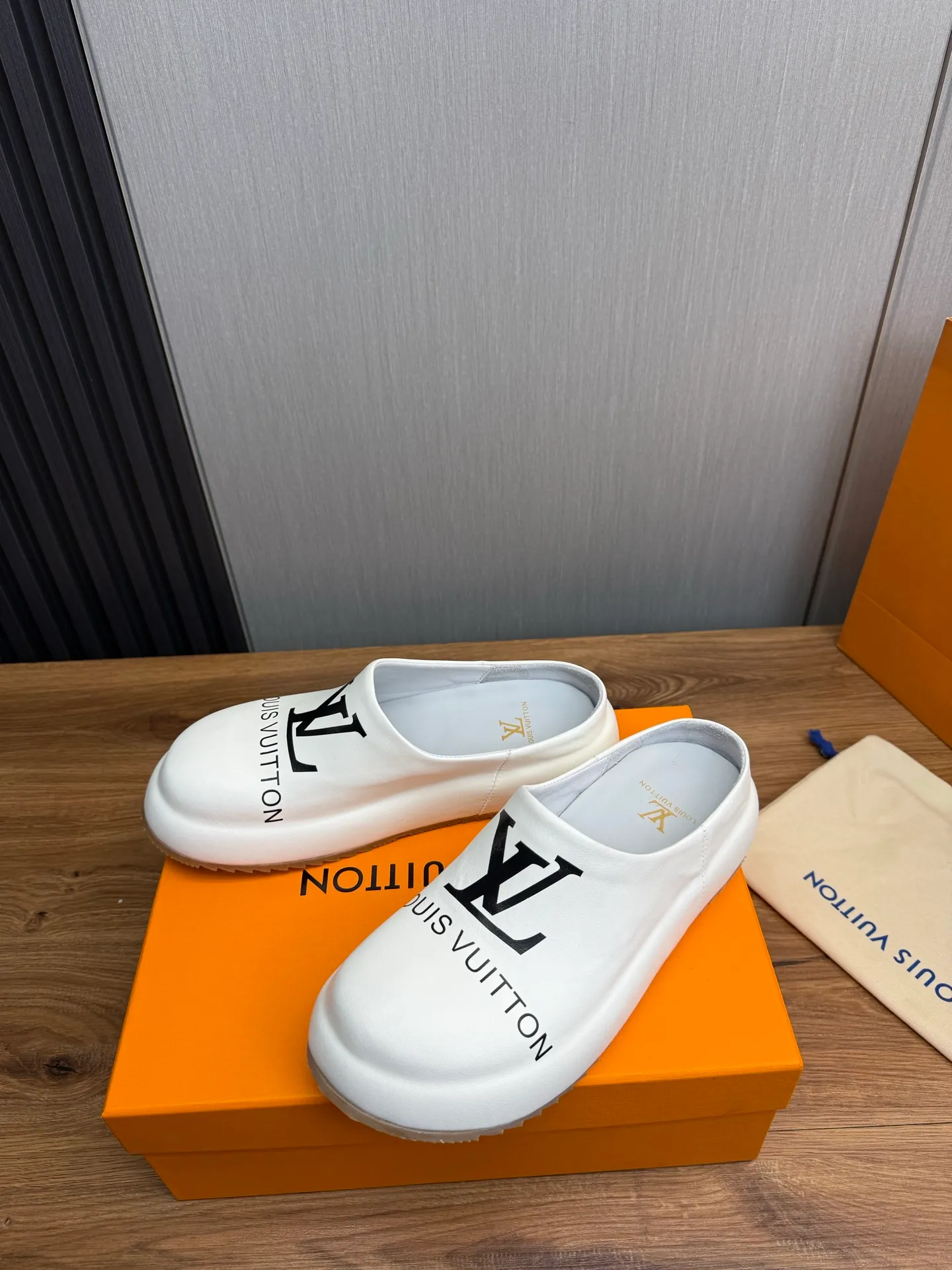 Men's shoes 💰480💰 Lv men's slippers 🩴38-45 size 45 46 🉑️Customized! Full leather slippers: cowhide on the outside, sheepskin on the inside ✅Original outsole⬆️
